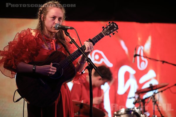 ANNA B SAVAGE - 2023-04-21 - PARIS - La Boule Noire - 